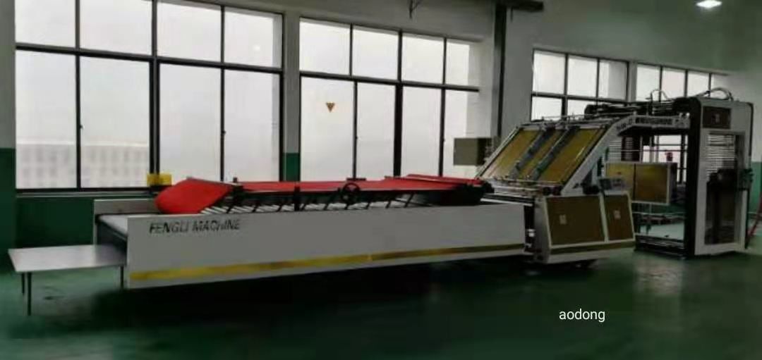 Oluklu Mukavva Levha İçin 380V 220V Yüksek Hızlı Flüt Laminasyon